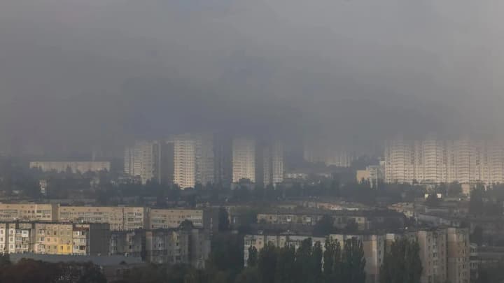 After Russian strikes, Kyiv is covered in smoke and soot: the air is becoming dangerous for residents – BILD