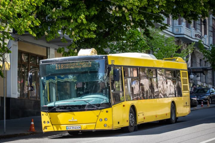 Як їздять автобуси і тролейбуси у Києві після влучання по Північному мосту - нові схеми
