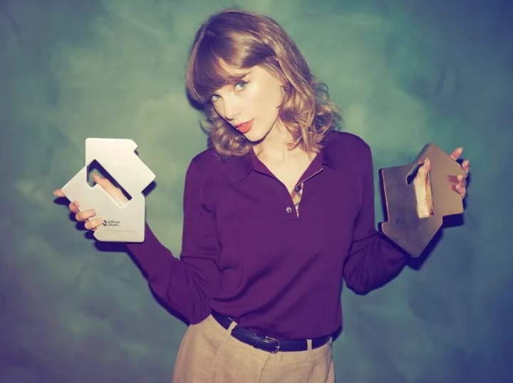 Taylor Swift dramatically cut her hair shorter and showed off a new curly look