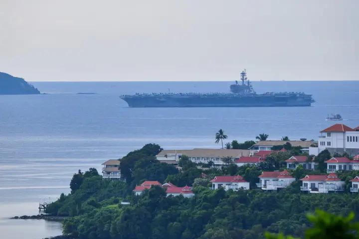 A U.S. aircraft carrier has arrived in the resort island of Phuket: nearly 5,000 military personnel will go ashore, while local authorities estimate the revenue