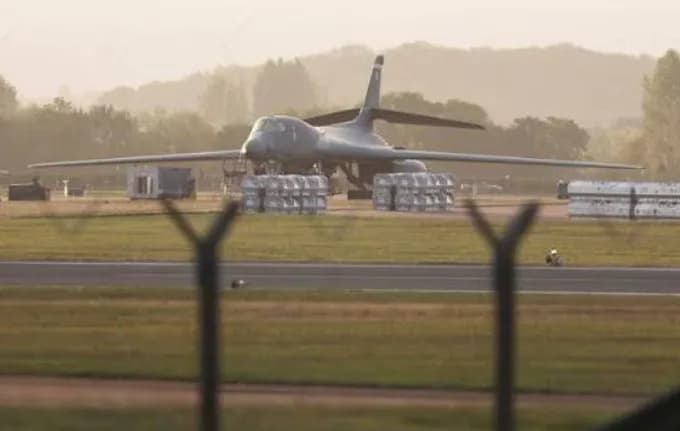 США вывели все бомбардировщики с базы в Великобритании после инцидента с "подозрительными автомобилями"