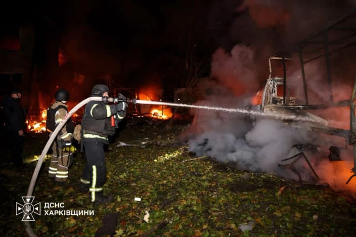 У ДСНС показали кадри наслідків нічної атаки на Харків, де загинула людина та спалахнули пожежі