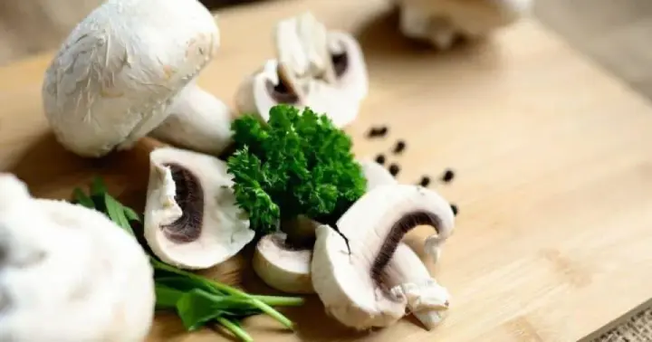 How to select, clean, and store fresh button mushrooms safely