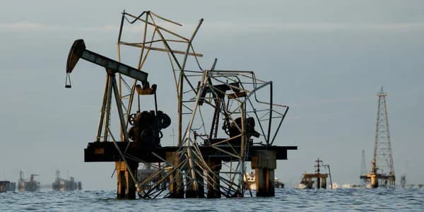 Цены на нефть выросли из-за рисков перебоев с поставками на Ближнем Востоке