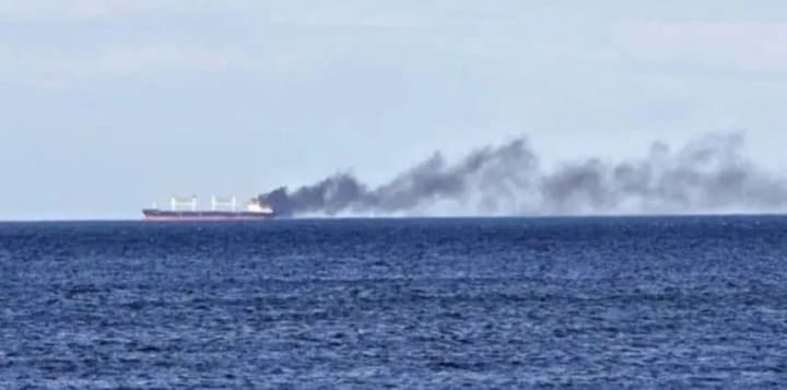 Біля узбережжя Болгарії дрони атакували два торговельні судна, одне затонуло