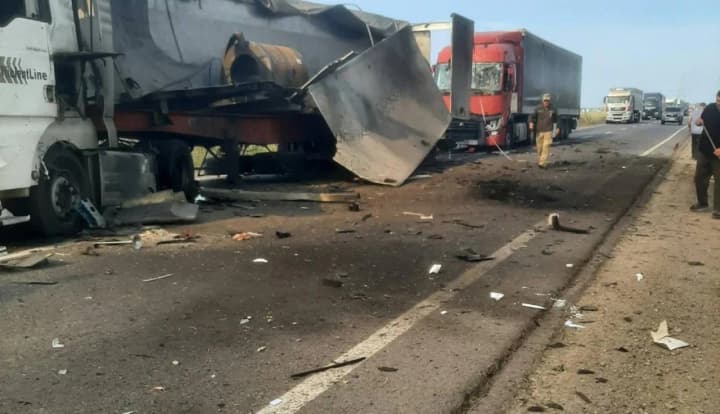 росіяни вдарили по автодорозі на Одещині: п’ятеро людей постраждали