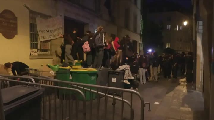 У Франції на протест школярів знову вийшли десятки тисяч людей - школи заблоковані і закриті