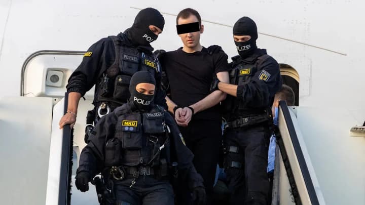 Німеччина екстрадувала з Японії російського хакера, якого звинувачують у роботі на найбільше угруповання вимагачів