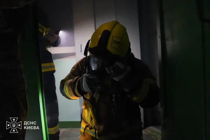 У Києві після удару російського дрона по магазину виявили тіла двох людей