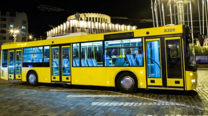 У Києві частково зупинився громадський транспорт через проблеми з електропостачанням – які райони постраждали