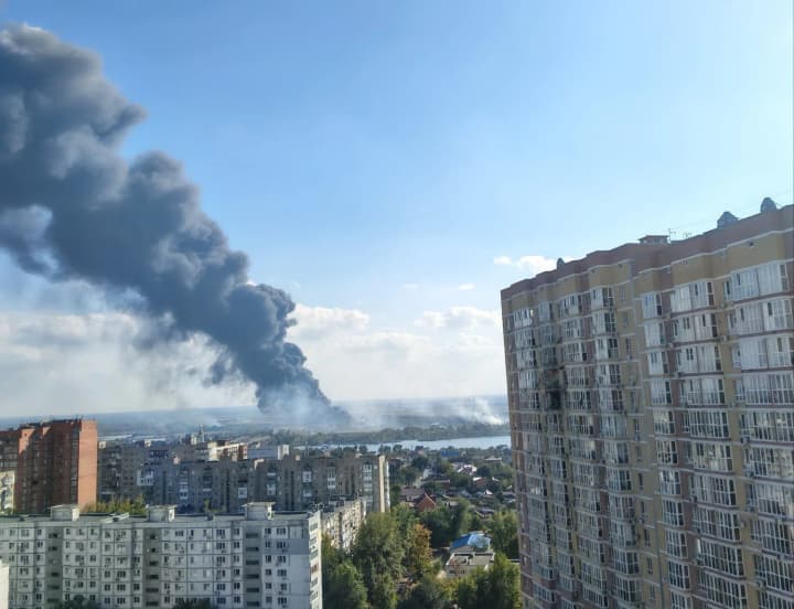 У ростові триває пожежа на терміналі заводу, що постачає пальне армії рф