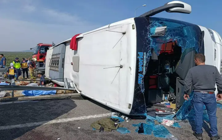 In Turkey, a bus collided with a truck and overturned – 11 killed and 27 injured