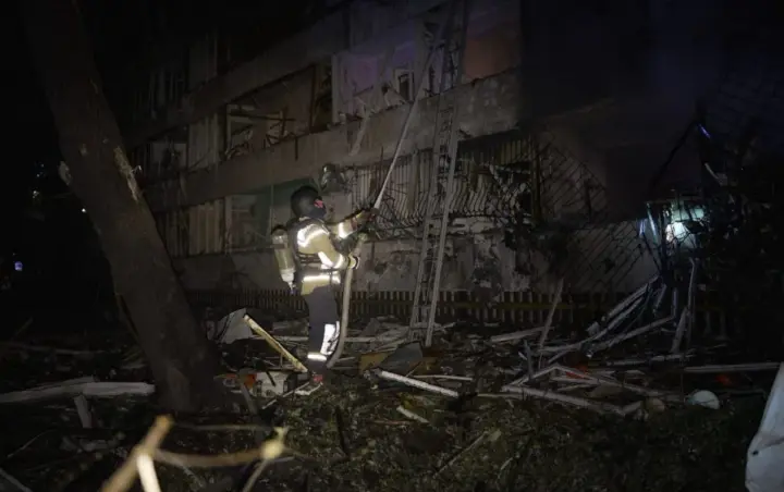 Attack on Kyiv: one dead, eight injured and fires in buildings