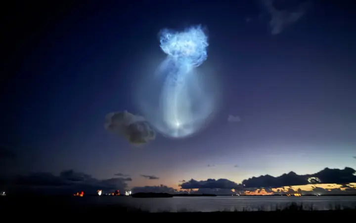 A giant "jellyfish cloud" may have appeared in the sky over the US after the launch of a Falcon 9 rocket