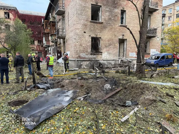 Російський дрон упав у дворі багатоповерхівок у Києві: п'ятеро постраждалих