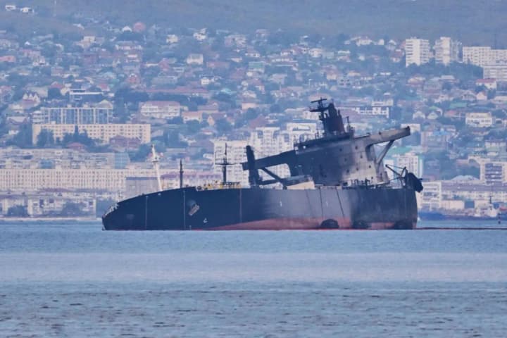 Пошкоджений танкер Aframax Rio доставили до новоросійська після пожежі в Чорному морі