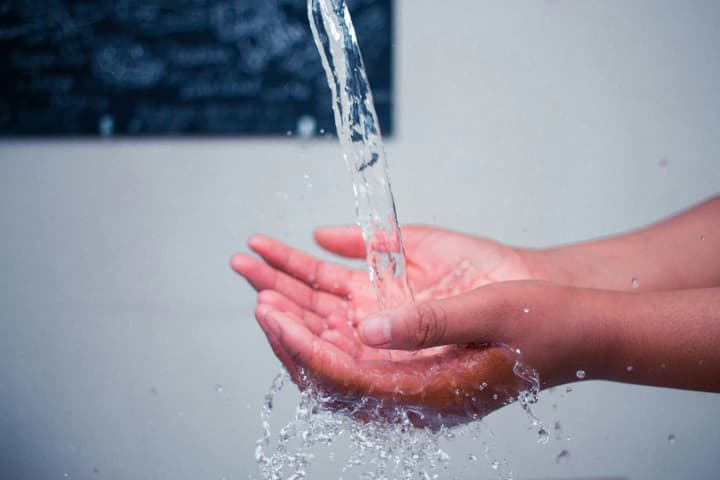 Is washing your face with water after outages dangerous? An immunologist explained what to watch out for