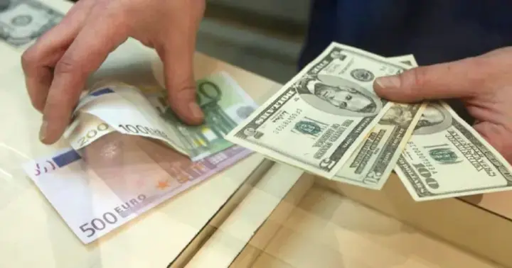 НБУ понизив курс долара, євро суттєво дорожчає