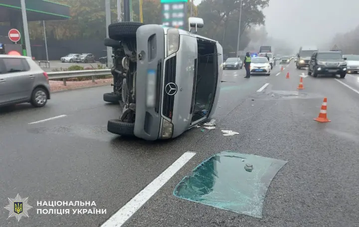 У Києві перекинулася маршрутка із 15 пасажирами, серед постраждалих дитина