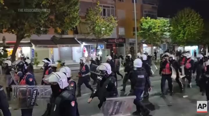 В Албанії вже тиждень тривають сутички з поліцією: сотні постраждалих