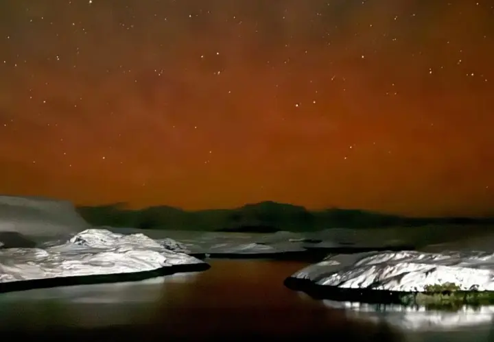 A red aurora was spotted over "Vernadsky", and two neighboring galaxies also appeared in the frame
