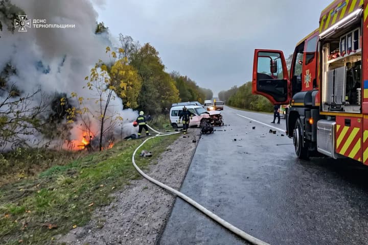 Car caught fire after collision on highway in Ternopil region: 11 injured, including children