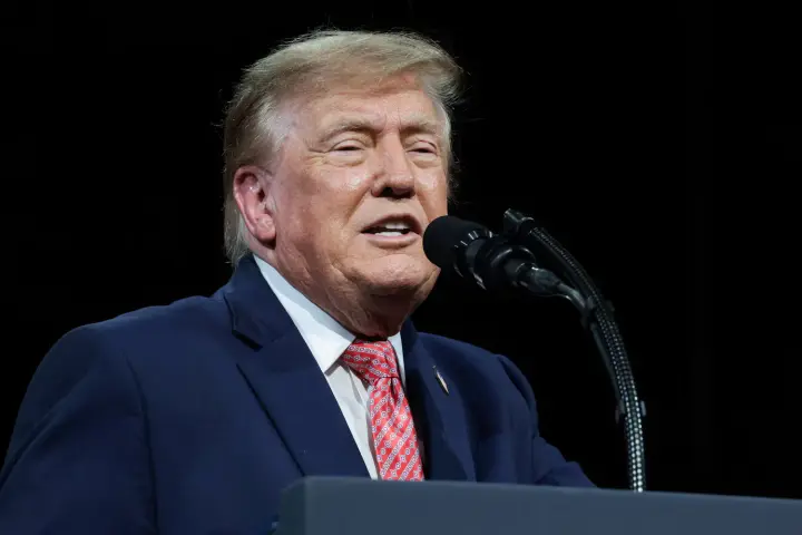 Трамп наращивает расходы накануне промежуточных выборов — СМИ