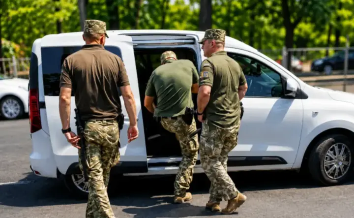 В Одесі чоловік поранив військовослужбовця ТЦК та намагався його збити