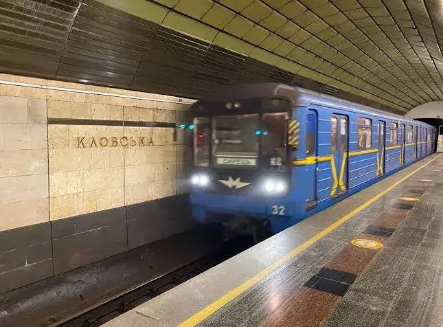 В столице на станции метро "Кловская" пассажирка упала на пути — что известно о её состоянии