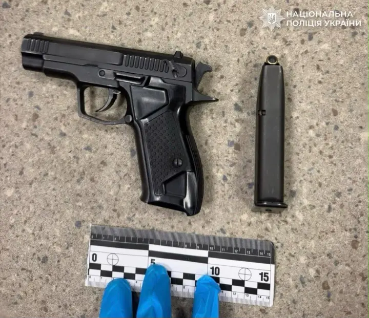 У Києві чоловік вирішив постріляти у дворі багатоповерхівки - його затримали