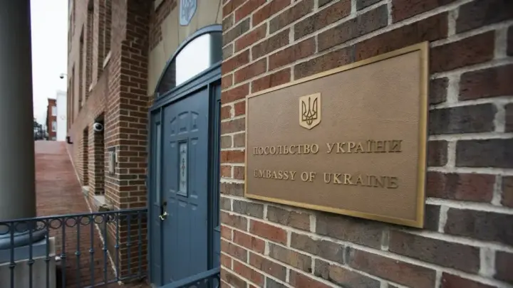 Біля посольства України у Вашингтоні знайшли "підозрілий предмет", дороги перекрили - журналіст