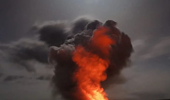 Russia is launching a massive ballistic missile attack on Kyiv – powerful explosions are rocking the capital