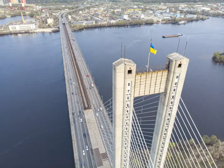 Південний міст у Києві знову відкривають - для яких авто і що з метро