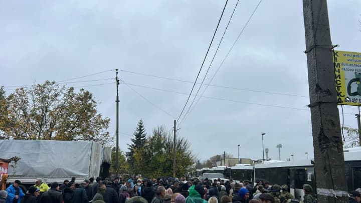 В Олешках доставили допомогу і триває підтримка охочих виїхати - Арахамія показав фото