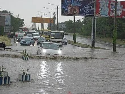 odesu-nakrila-zliva-vulitsi-pidtopleni-a-proyizd-utrudneniy