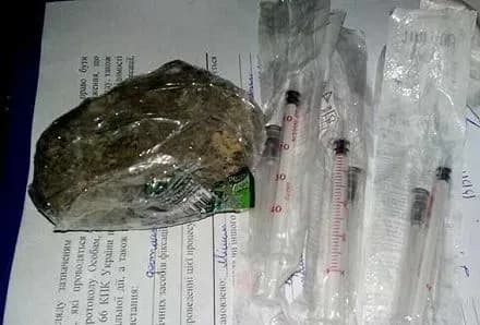 dvoye-vinnichan-namagalisya-peredati-zasudzhenim-metadon