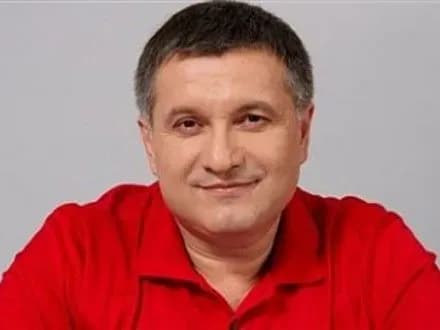 a-avakov-zadeklaruvav-kolektsiyu-zbroyi-dorogikh-vin-i-antikvariat-1