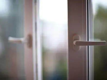 zhinka-v-kiyevi-namagalasya-vtekti-z-kvartiri-cherez-vikno-i-vipala-z-drugogo-poverkhu