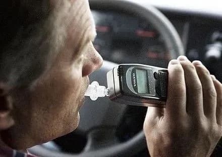 cholovik-napidpitku-namagavsya-potsupiti-bordyurniy-kamin-u-poltavi