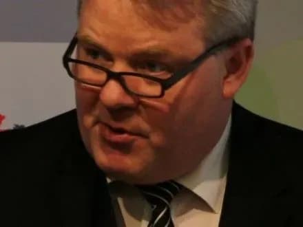 premyer-ministr-islandiyi-podav-u-vidstavku