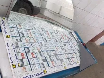 mayzhe-2-tis-pachok-sigaret-ukrayinets-namagavsya-nezakonno-perevezti-u-plastikovikh-viknakh