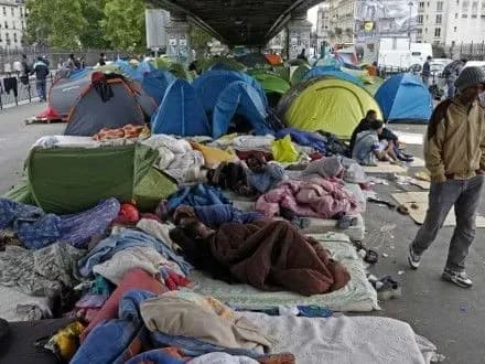 politsiya-rozpochala-evakuatsiyu-taboru-bizhentsiv-u-parizhi