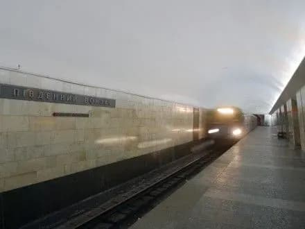 u-kharkivskomu-metro-cholovik-vpav-na-koliyu