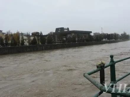 na-piku-pavodka-richka-uzh-propuskala-pid-transportnim-mostom-740-tis-l-vodi-za-sekundu