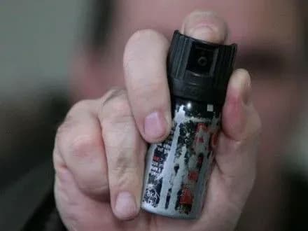 shkolyaru-v-zaporizhzhi-rozporoshili-v-ochi-khimichnu-rechovinu