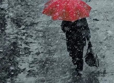 zavtra-ukrayintsiv-ochikuyut-silni-doschi-ta-porivi-vitru