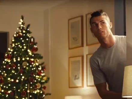 k-ronaldo-znyavsya-u-rizdvyanomu-reklamnomu-roliku-za-motivom-filmu-sam-vdoma