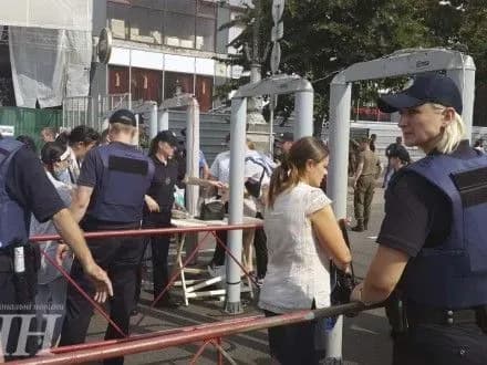 natspolitsiya-pislya-14-listopada-vikoristovuvatime-pid-chas-masovikh-zakhodiv-metalodetektori-z-shkiryak