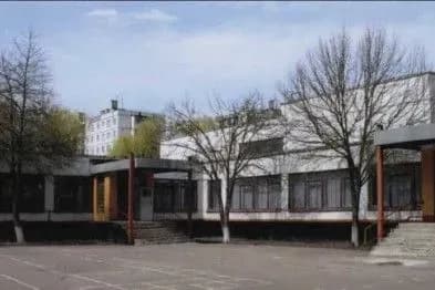 u-kharkivskiy-shkoli-povisivsya-khlopets