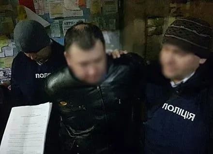 podatkivtsya-u-kharkovi-spiymali-na-khabari-u-tisyachu-dolariv